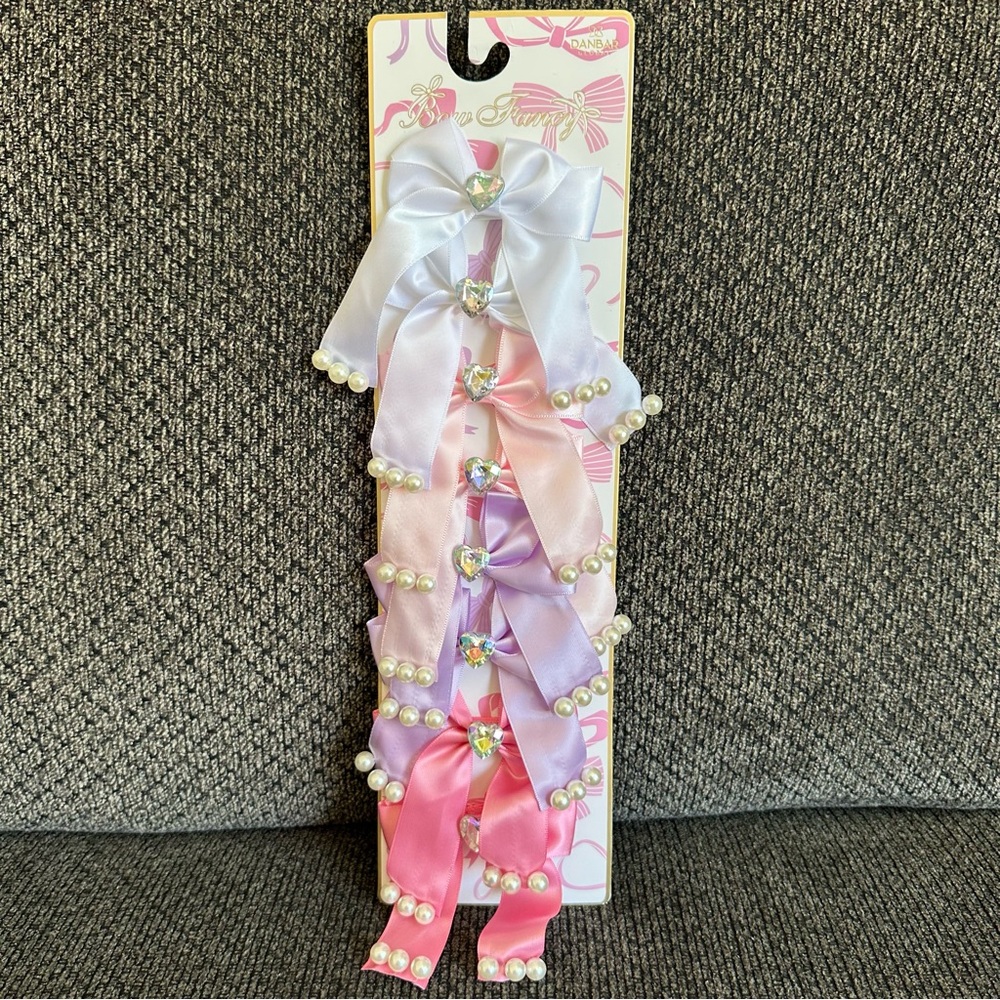 Bow  Fancy 8 piece hairbow clips with heart rhinestone in the middle